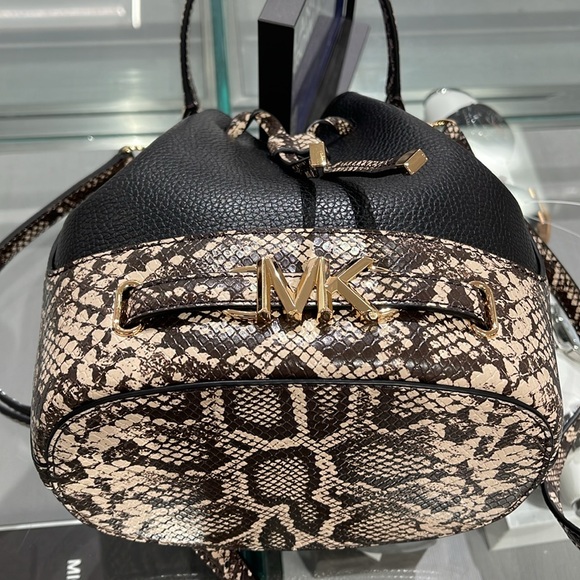 MICHAEL KORS 
Reed Md Pebbled Leather Belted Bucket Messenger Satchel Crossbody - Picture 8 of 16